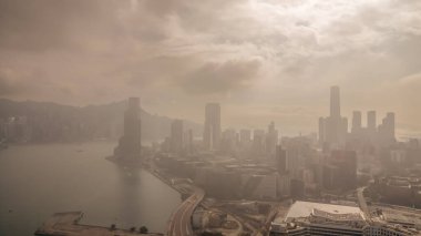 Sisli sislerle kaplı yüksek gökdelenlerin yer aldığı şehir manzarası