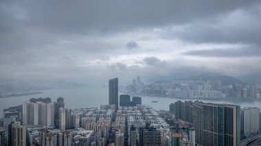 Genel bakış açısı, yüksek binaları olan hareketli bir metropol gösteriyor.