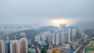 Hava görüntüsü yoğun bir şehir manzarası sergiliyor