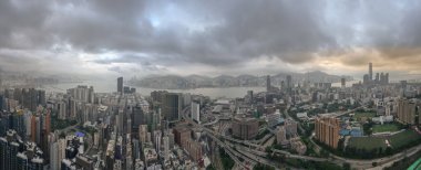 Çevrelenmiş hareketli modern kentsel ufuk çizgisi açısı