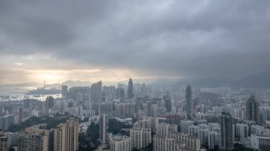 Şafak vakti yüksek binalara ev sahipliği yapan şehir manzarası