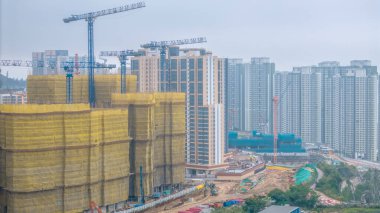 Kalabalık bir şehir gelişimi, yüksek katlı binalar gösteriyor.