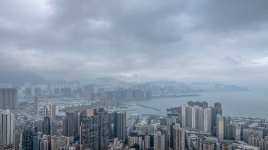 Genel bakış açısı, yüksek binaları olan hareketli bir metropol gösteriyor.