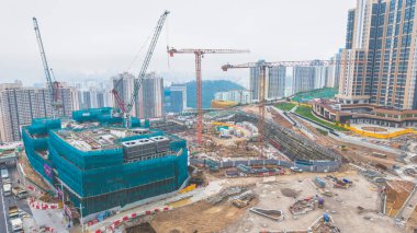 Turnaların yer aldığı büyük bir inşaat projesinin perspektifi,