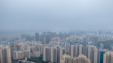 Şehir manzarası konut binalarının yoğun bir düzenini gösteriyor