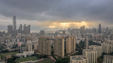 Çevrelenmiş hareketli modern kentsel ufuk çizgisi açısı