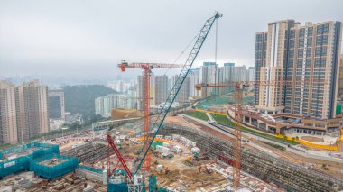 Turnaların yer aldığı büyük bir inşaat projesinin perspektifi,