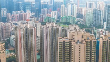 Şehir manzarası konut binalarının yoğun bir düzenini gösteriyor