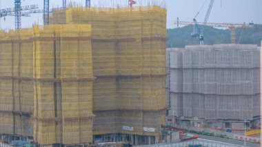 Kalabalık bir şehir gelişimi, yüksek katlı binalar gösteriyor.