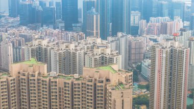 Şehir manzarası konut binalarının yoğun bir düzenini gösteriyor