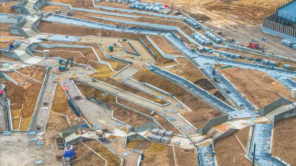 Turnaların yer aldığı büyük bir inşaat projesinin perspektifi,