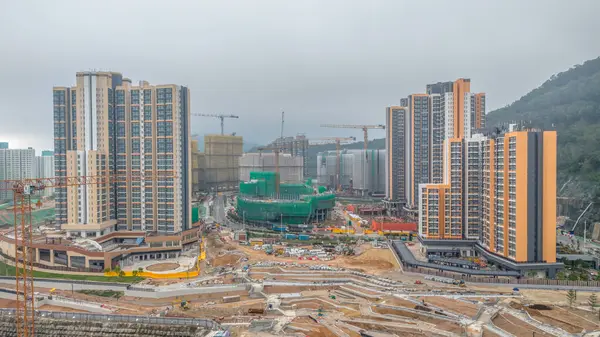 Turnaların yer aldığı büyük bir inşaat projesinin perspektifi,