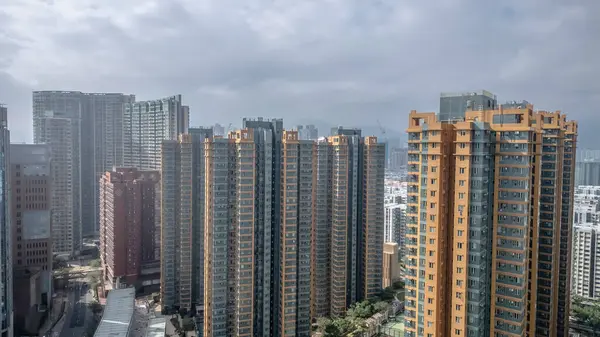 Yüksek binalar inşa eden çağdaş şehir manzarası