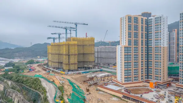 Çeşitli materyallerin sergilendiği bir inşaat alanı perspektifi,