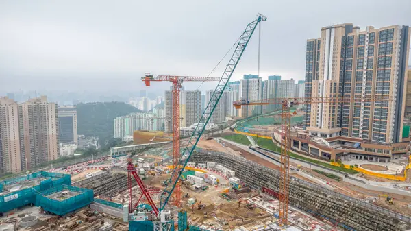 Turnaların yer aldığı büyük bir inşaat projesinin perspektifi,