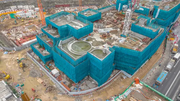 Turnaların yer aldığı büyük bir inşaat projesinin perspektifi,