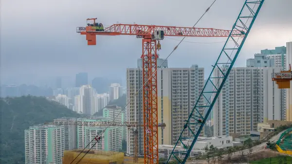 Çeşitli materyallerin sergilendiği bir inşaat alanı perspektifi,