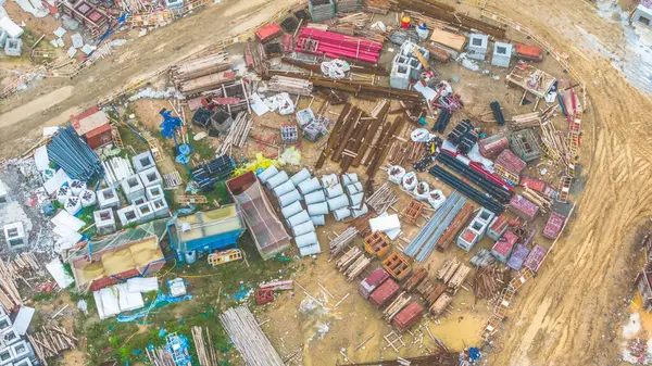 Çeşitli materyallerin sergilendiği bir inşaat alanı perspektifi,