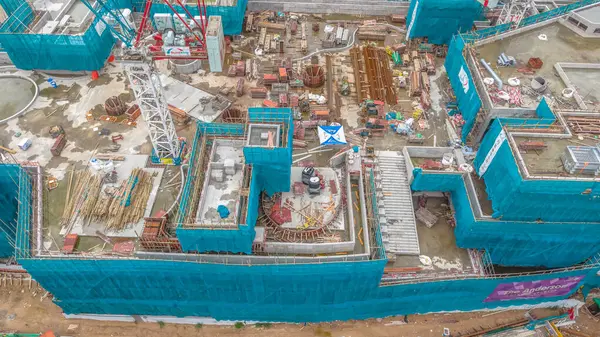 Yapı iskelesi ve ekipman içeren bir inşaat alanının yüksek açılı görüntüsü,