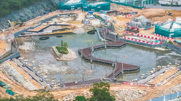 Nehir yolu manzaralı bir inşaat sahası.