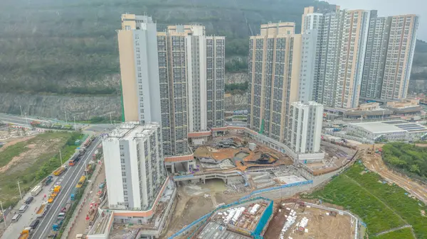 Yüksek apartmanların inşaatını gösteren manzara