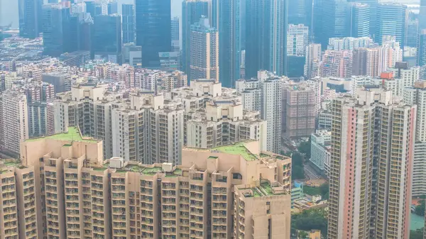 Şehir manzarası konut binalarının yoğun bir düzenini gösteriyor