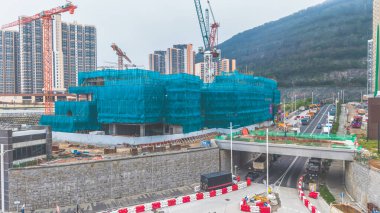 Yapı iskelesi ve ekipman içeren bir inşaat alanının yüksek açılı görüntüsü,