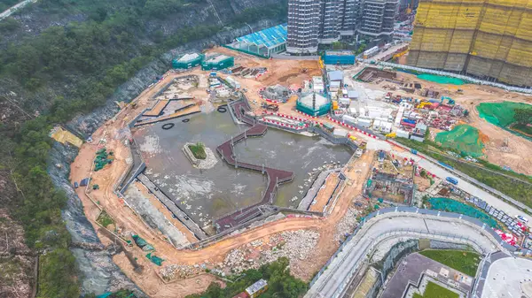 Nehir yolu manzaralı bir inşaat sahası.