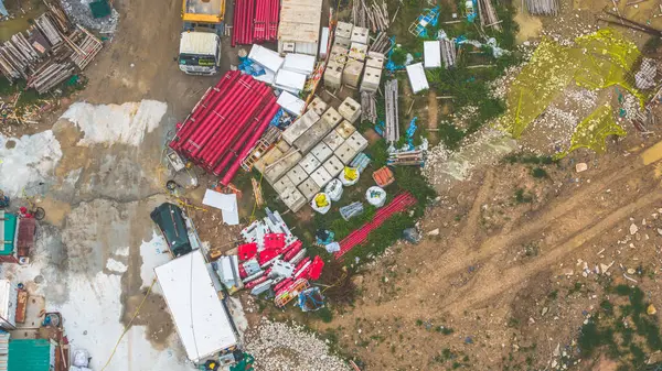 Çeşitli materyallerin sergilendiği bir inşaat alanı perspektifi,