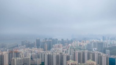 Hava görüntüsü yoğun bir şehir manzarası sergiliyor