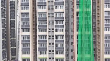 31 Mayıs 2025 'te Lai Court' da ikamet ediyor.