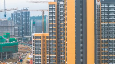 Şehir modernizasyonu ile yamaçlara yakın inşaat alanı operasyonları