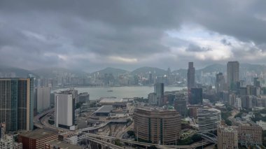 Gökdelenlerin yer aldığı hareketli bir şehir manzarası