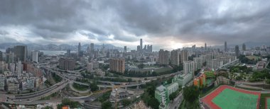 Gökdelenlerin yer aldığı hareketli bir şehir manzarası