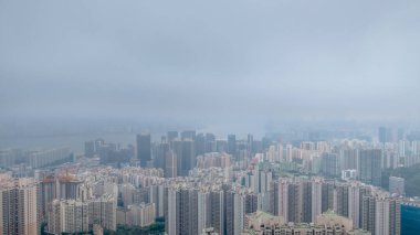 Hava görüntüsü yoğun bir şehir manzarası sergiliyor