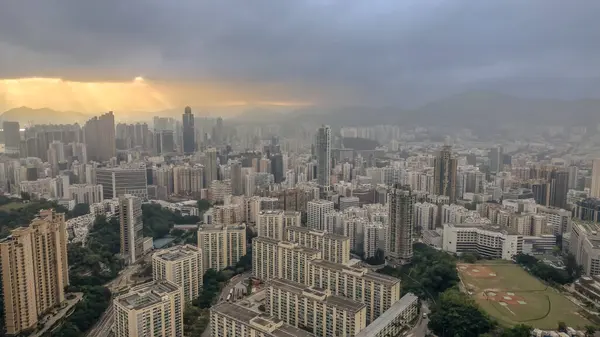 Çevrelenmiş hareketli modern kentsel ufuk çizgisi açısı