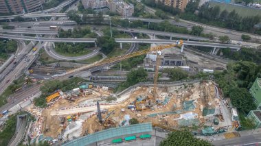 Karmaşık bir ortamda devam eden bir inşaat sahnesi.