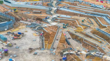 Turnaların yer aldığı büyük bir inşaat projesinin perspektifi,