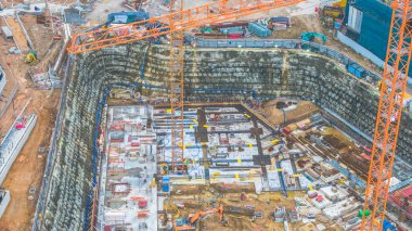 Çeşitli materyallerin sergilendiği bir inşaat alanı perspektifi,