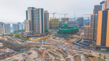 Turnaların yer aldığı büyük bir inşaat projesinin perspektifi,