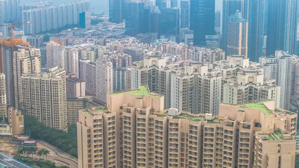 Şehir manzarası konut binalarının yoğun bir düzenini gösteriyor