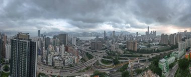 Gökdelenlerin yer aldığı hareketli bir şehir manzarası