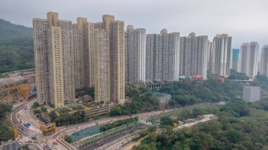 Yüksek konut binaları, yemyeşil yemyeşil bir şehir.,