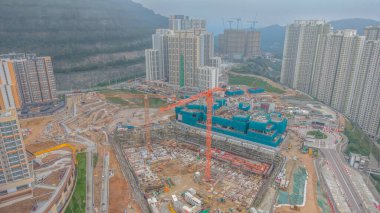 Çeşitli materyallerin sergilendiği bir inşaat alanı perspektifi,