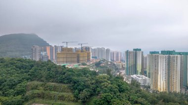 Modern yüksek binaları tasvir eden şehir manzarası,