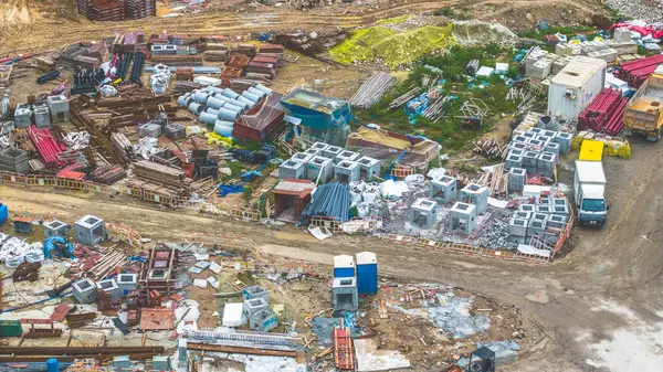 Çeşitli materyallerin sergilendiği bir inşaat alanı perspektifi,