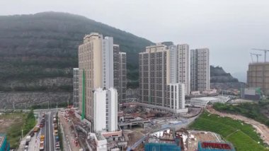 31 Mayıs 2025 'te Lai Court' da ikamet ediyor.