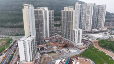 31 Mayıs 2025 'te Lai Court' da ikamet ediyor.