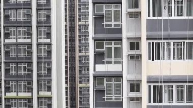 31 Mayıs 2025 'te Lai Court' da ikamet ediyor.