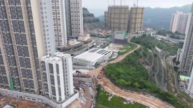 31 Mayıs 2025 'te Lai Court' da ikamet ediyor.